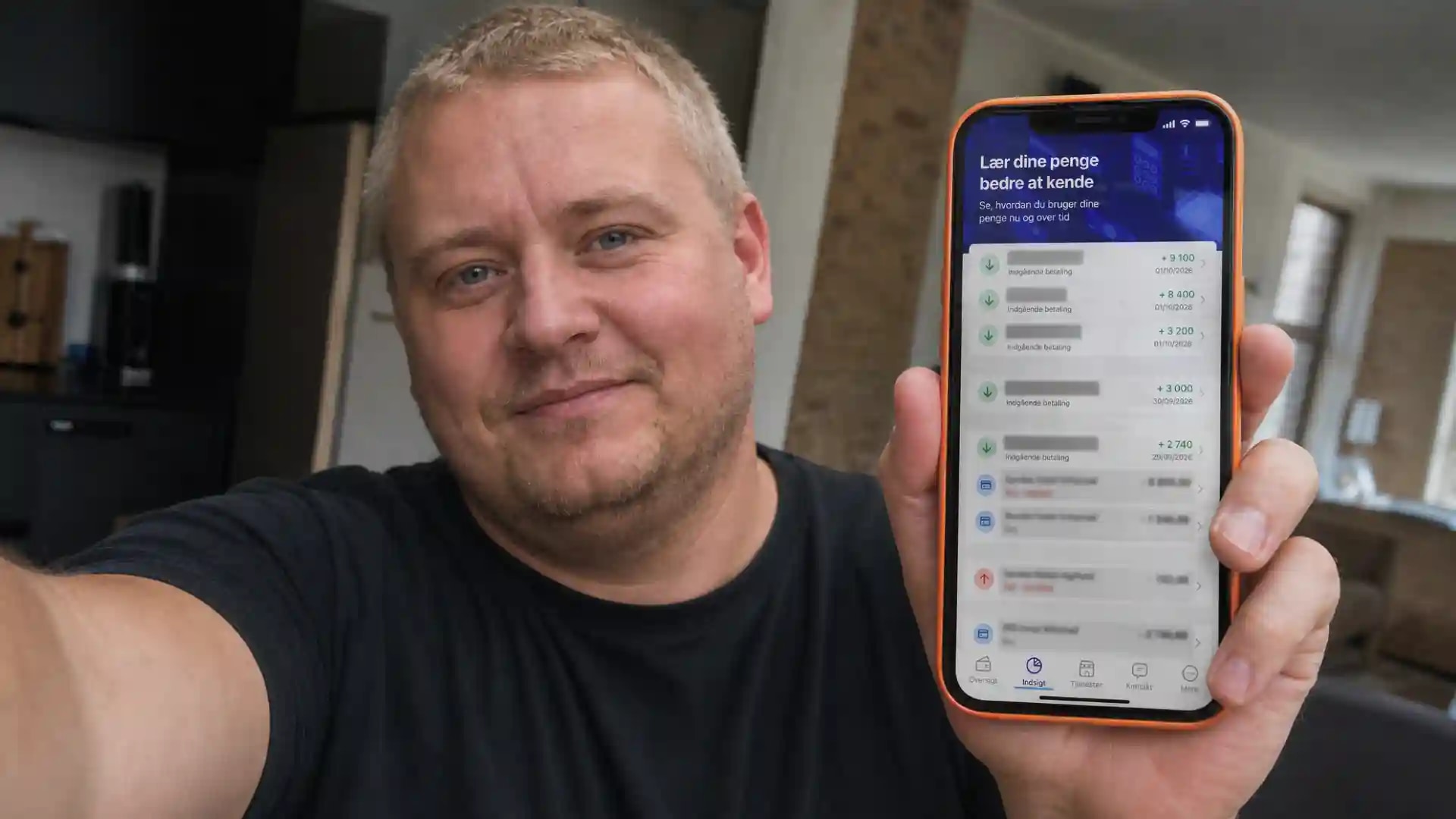 Mikkel Dahl viser sin bankapp med de seks overførsler fra platformen.